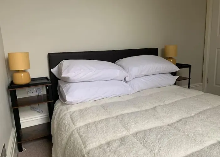 Central 2 Bed Flat. Free Parking
