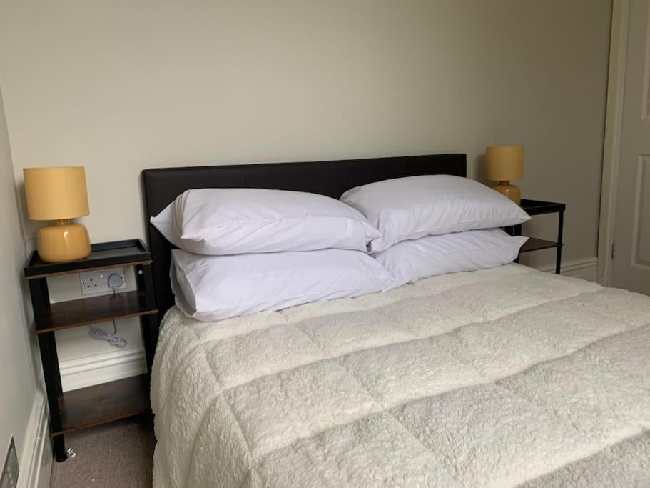 2 Bed Flat. Free Parking * Bristol